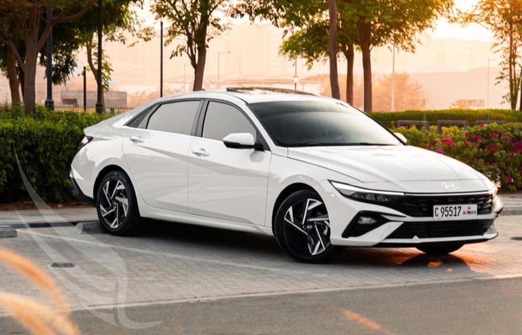 Hyundai Elantra 2025 — photo 1 of 4