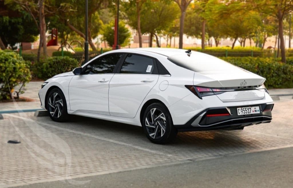 Hyundai Elantra 2025 — photo 2 of 4